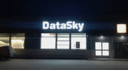 DataSky-liikkeen-valomainos-illalla